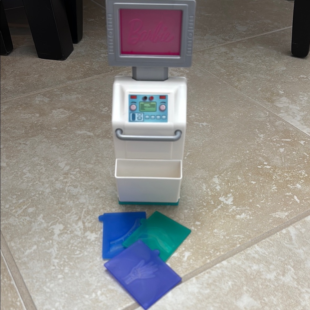 Dr Barbie Fast Cast Clinic Playset with Accessories - Picture 3 of 7